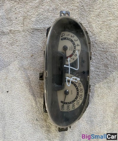 Панель приборов Toyota Vitz (10)